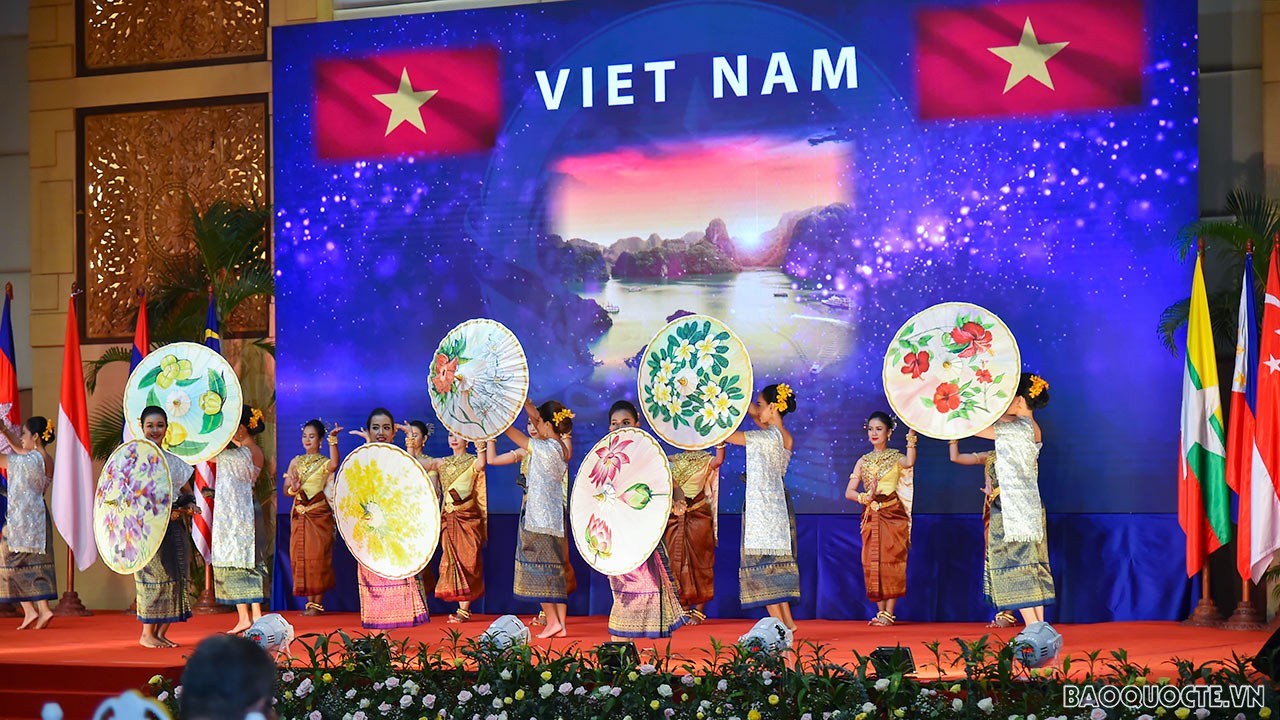 Toàn cảnh Bộ trưởng Ngoại giao Bùi Thanh Sơn dự khai mạc AMM-55 qua ảnh