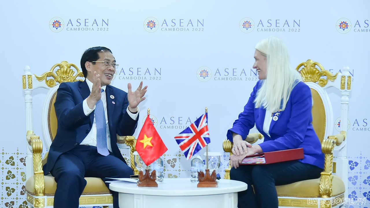 Toàn cảnh Bộ trưởng Ngoại giao Bùi Thanh Sơn dự khai mạc AMM-55 qua ảnh