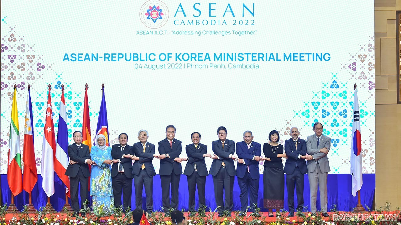AMM-55: Bộ trưởng Bùi Thanh Sơn đồng chủ trì ASEAN-Hàn Quốc, dự ASEAN+1 và ASEAN+3 và gặp Bộ trưởng Ngoại giao Nhật Bản