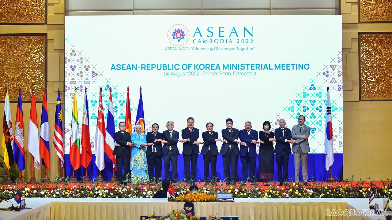 AMM-55: Bộ trưởng Ngoại giao Bùi Thanh Sơn và Bộ trưởng Ngoại giao Bộ trưởng Ngoại giao Hàn Quốc Park Jin đồng chủ trì ASEAN-Hàn Quốc. (Ảnh: Tuấn Anh)
