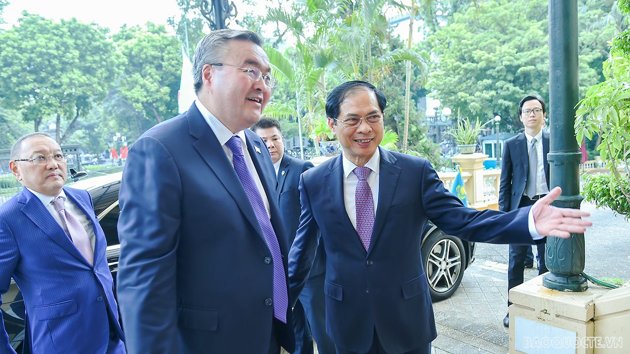 Bộ trưởng Ngoại giao Bùi Thanh Sơn đón và hội đàm với Phó Thủ tướng, Bộ trưởng Ngoại giao Kazakhstan Mukhtar Tileuberdi