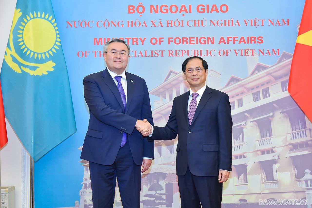 Kể từ khi Việt Nam-Kazakhstan thiết lập quan hệ ngoại giao ngày 29/6/1992, hai nước duy trì đối thoại chính trị thường xuyên ở tất cả các cấp, tăng cường trao đổi tại các diễn đàn song phương và đa phương, góp phần củng cố hòa bình và an ninh toàn cầu.
