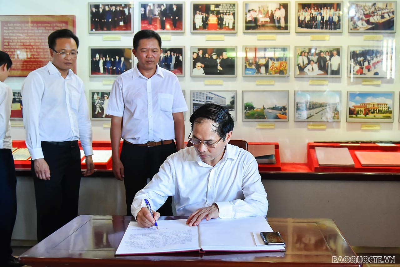 Hưng Yên đề xuất phối hợp với Bộ Ngoại giao trong thu hút đầu tư công nghiệp hiện đại, công nghệ cao