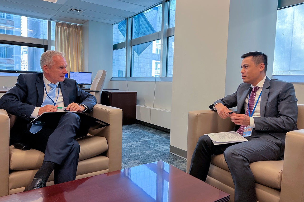 Ngày 19/8, Đại sứ Đặng Hoàng Giang, Trưởng Phái đoàn Việt Nam tại Liên hợp quốc đã có buổi làm việc với Chủ tịch Đại hội đồng Liên hợp quốc Khóa 77 Csaba Kőrösi. Ngày 19/8, Đại sứ Đặng Hoàng Giang, Trưởng Phái đoàn Việt Nam tại Liên hợp quốc đã có buổi làm việc với Chủ tịch Đại hội đồng Liên hợp quốc Khóa 77 Csaba Kőrösi.