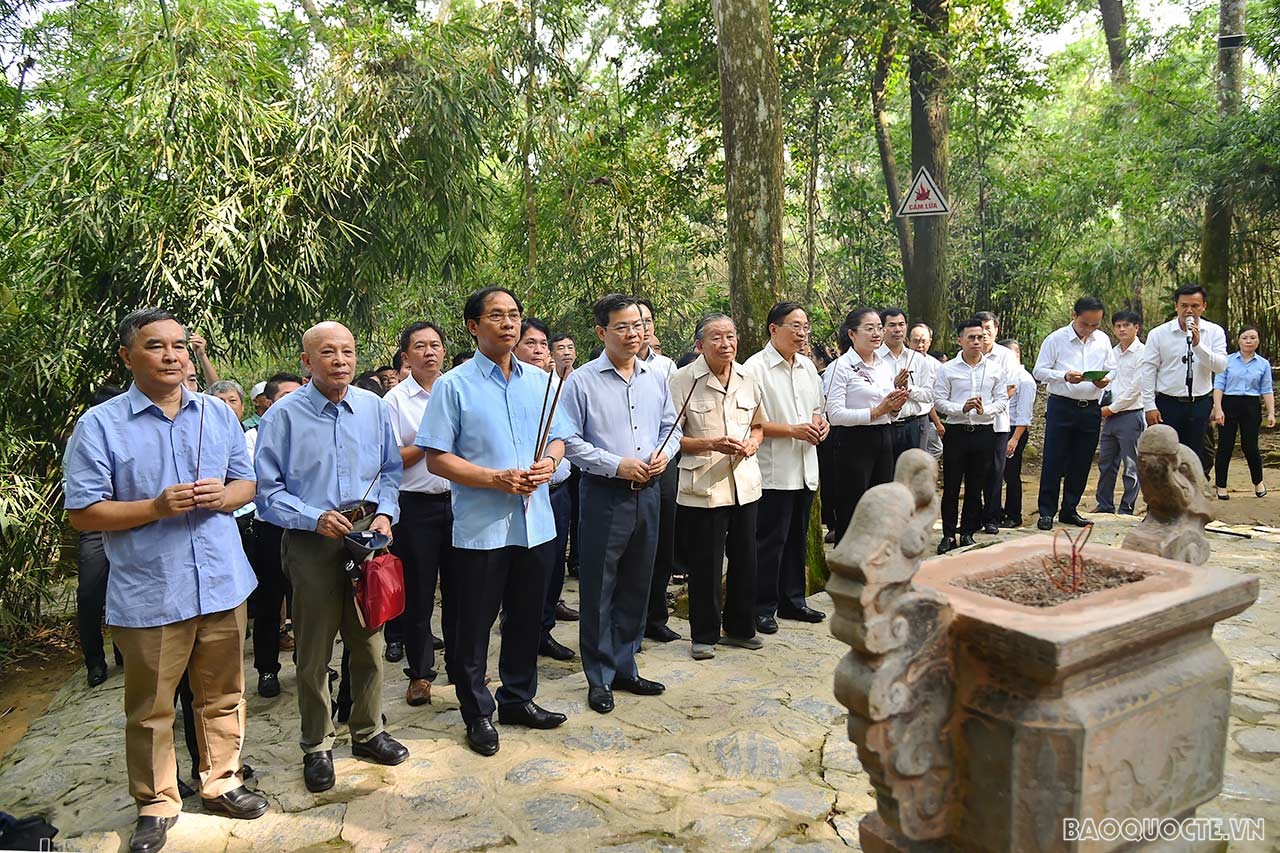 Đoàn Bộ Ngoại giao về nguồn dịp kỷ niệm 77 năm thành lập Ngành