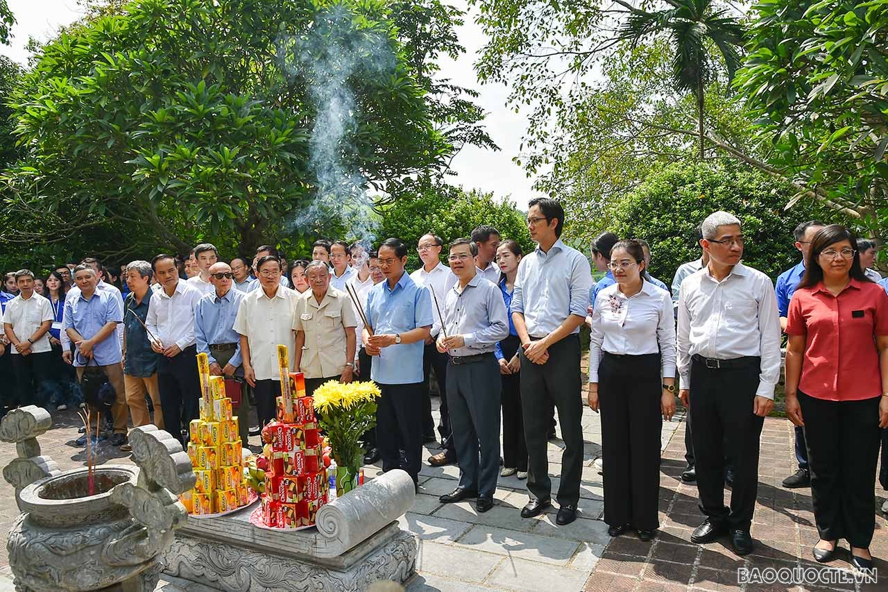 Đoàn Bộ Ngoại giao về nguồn dịp kỷ niệm 77 năm thành lập Ngành