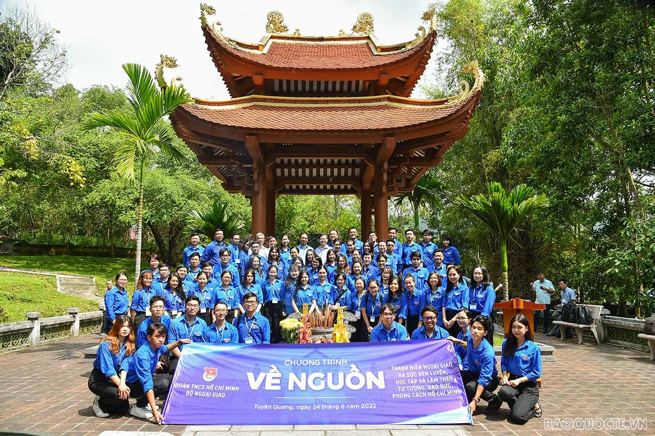 Đoàn Bộ Ngoại giao về nguồn dịp kỷ niệm 77 năm thành lập Ngành