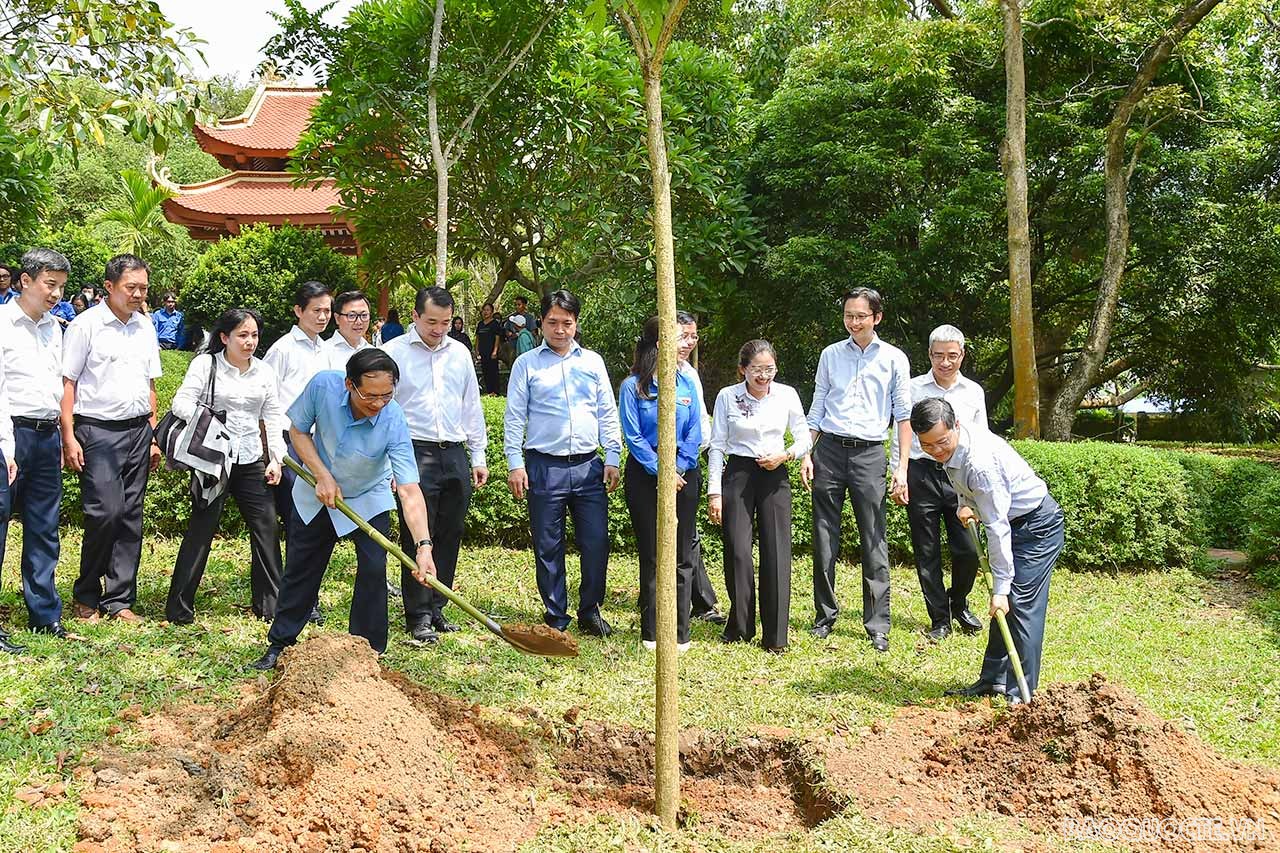 Đoàn Bộ Ngoại giao về nguồn dịp kỷ niệm 77 năm thành lập Ngành