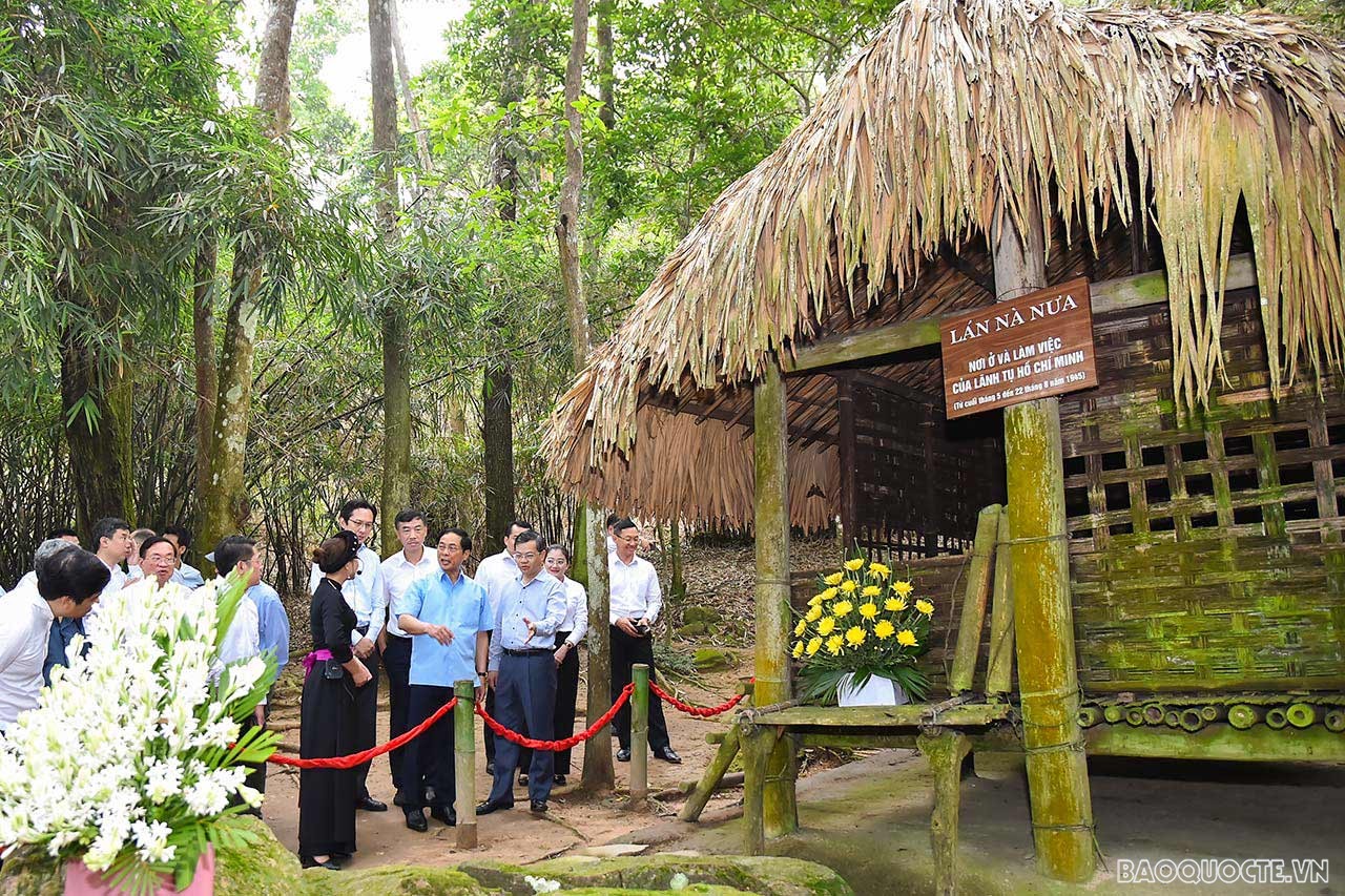 Đoàn Bộ Ngoại giao về nguồn dịp kỷ niệm 77 năm thành lập Ngành