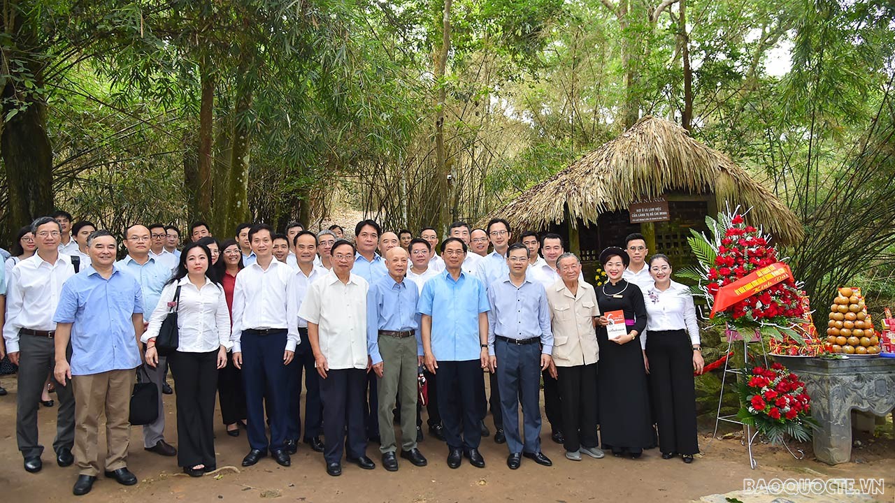 Đoàn Bộ Ngoại giao về nguồn dịp kỷ niệm 77 năm thành lập Ngành