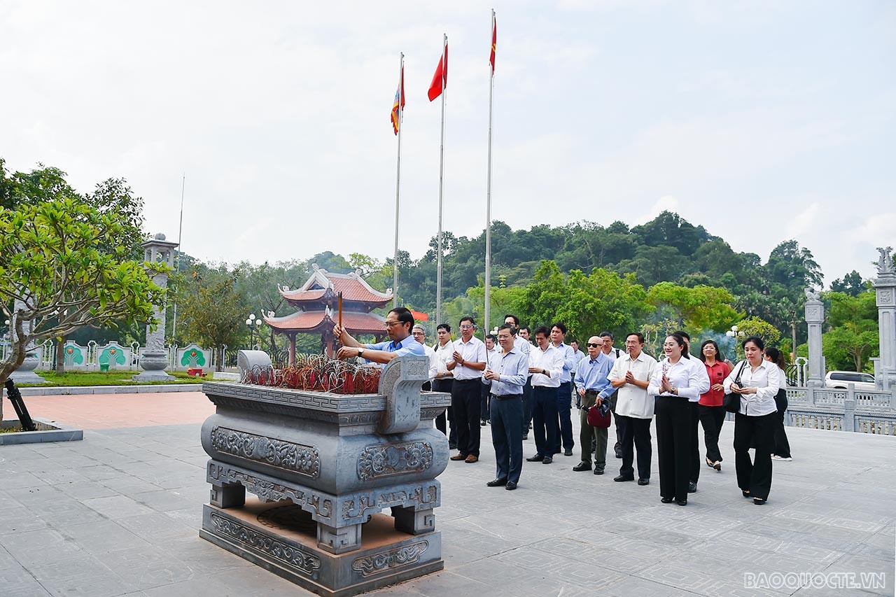 Đoàn Bộ Ngoại giao về nguồn dịp kỷ niệm 77 năm thành lập Ngành