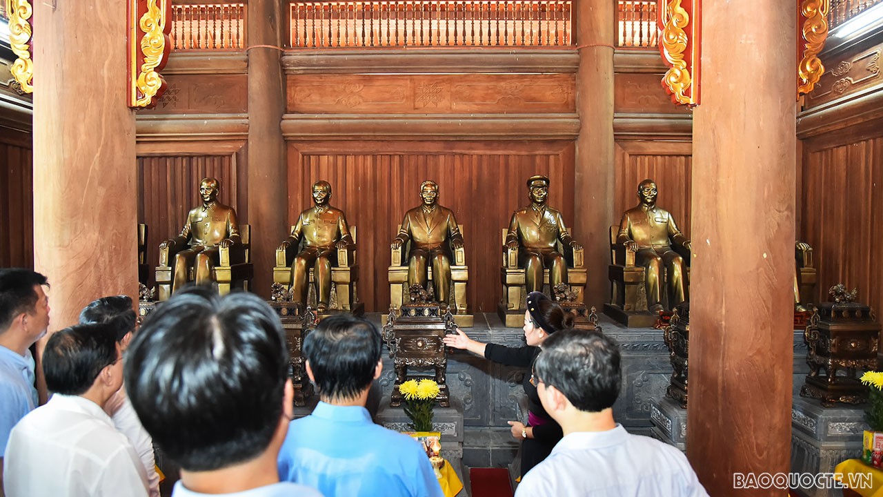 Đoàn Bộ Ngoại giao về nguồn dịp kỷ niệm 77 năm thành lập Ngành