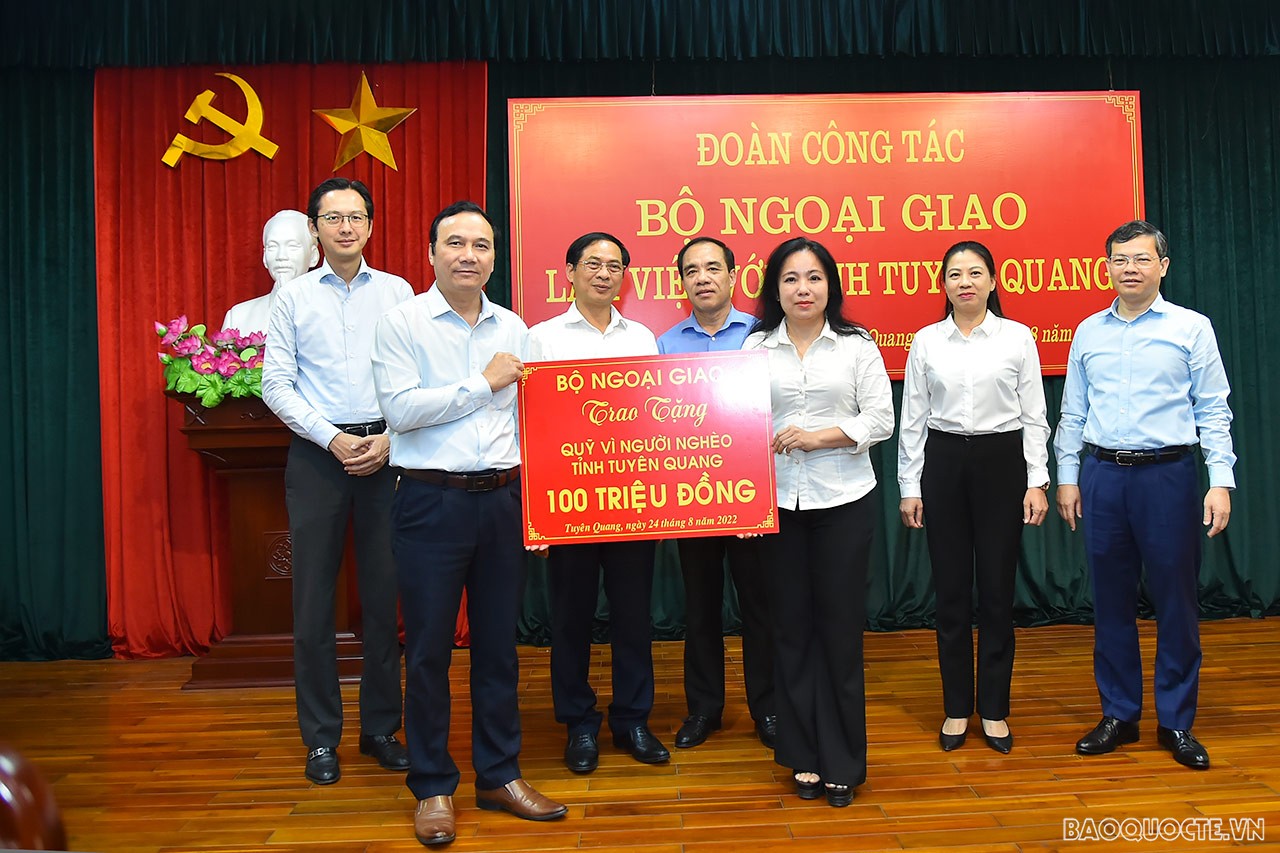 Nhân dịp này, Công đoàn Bộ Ngoại giao đã trao 100 triệu đồng tặng Quỹ vì người nghèo tỉnh Tuyên Quang.
