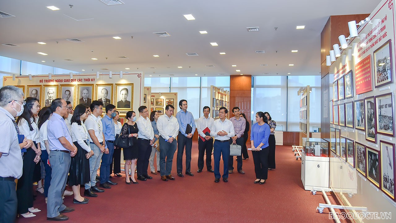 Cán bộ Ngoại giao thăm ‘địa chỉ đỏ’ - Nhà Truyền thống Bộ Ngoại giao
