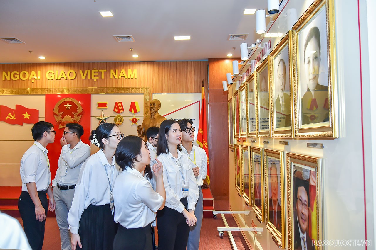 Cán bộ Ngoại giao thăm ‘địa chỉ đỏ’ - Nhà Truyền thống Bộ Ngoại giao