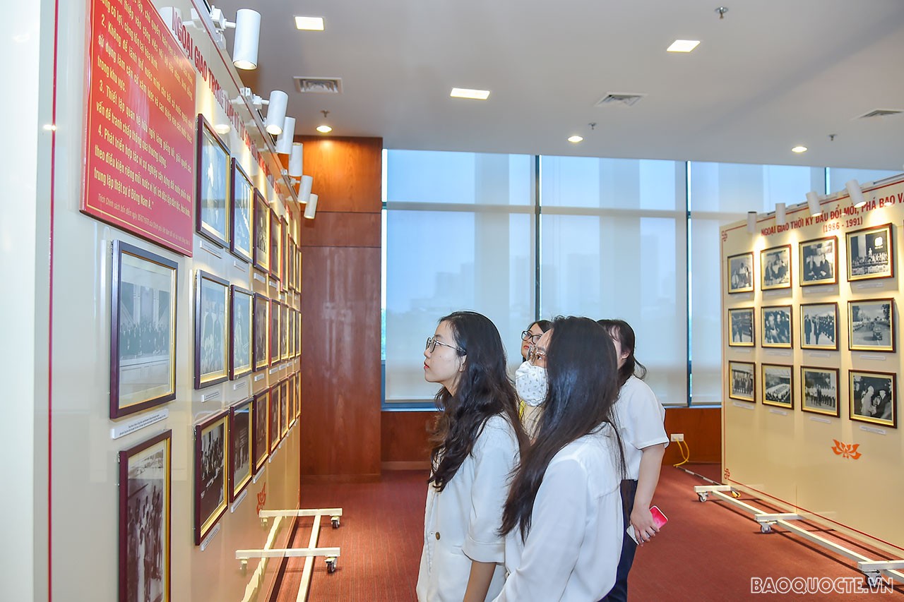 Cán bộ Ngoại giao thăm ‘địa chỉ đỏ’ - Nhà Truyền thống Bộ Ngoại giao