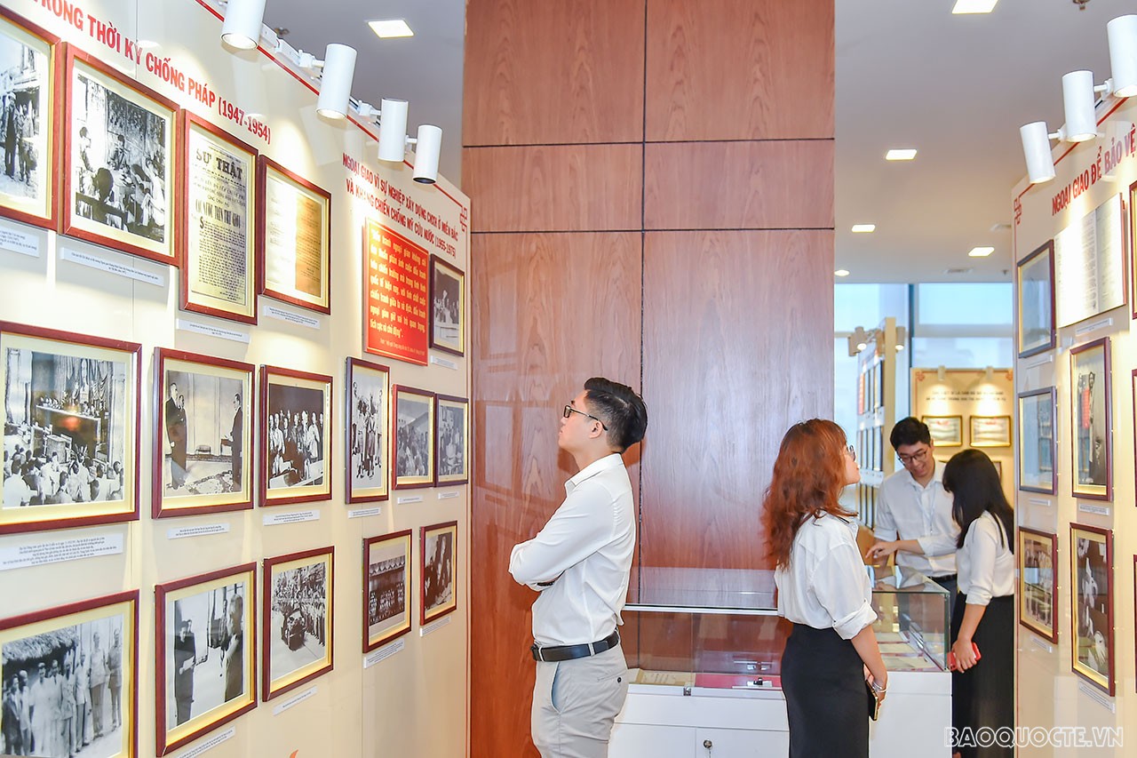 Cán bộ Ngoại giao thăm ‘địa chỉ đỏ’ - Nhà Truyền thống Bộ Ngoại giao