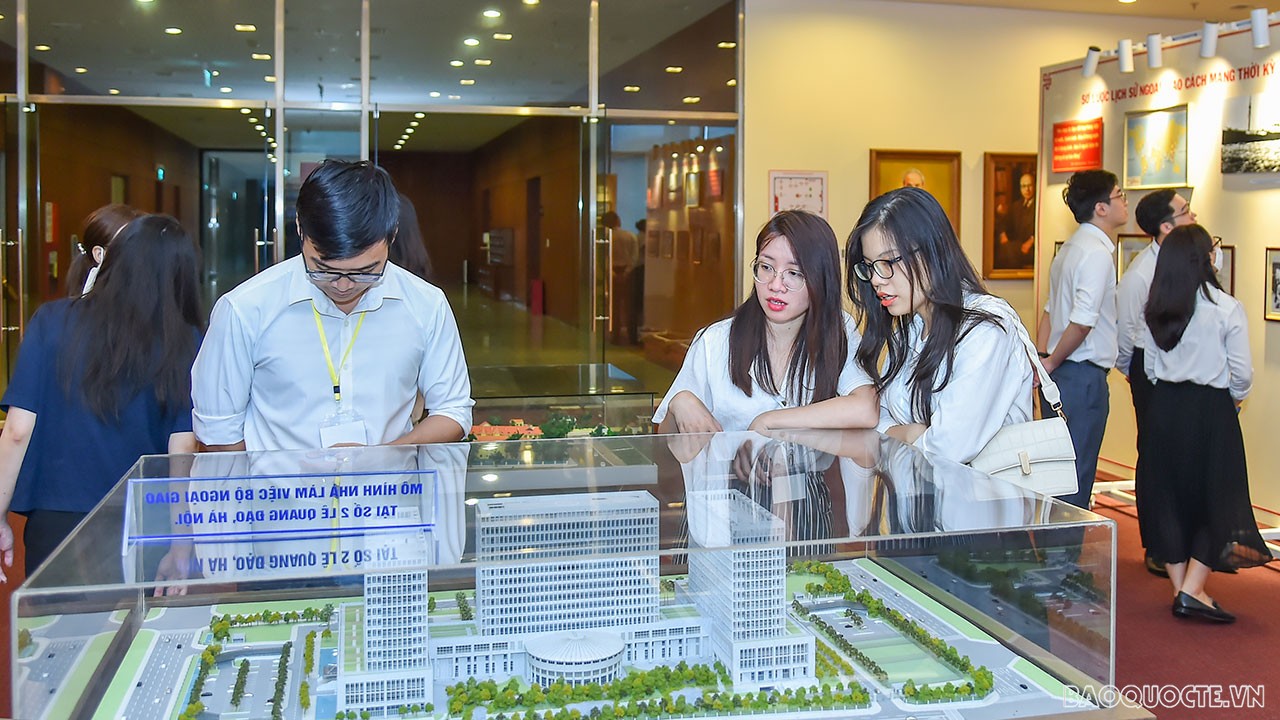 Cán bộ Ngoại giao thăm ‘địa chỉ đỏ’ - Nhà Truyền thống Bộ Ngoại giao