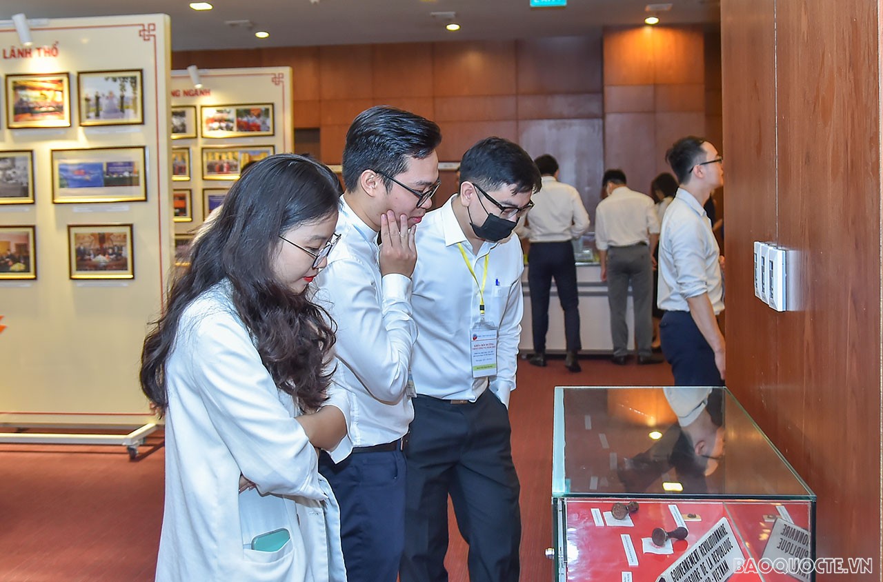 Cán bộ Ngoại giao thăm ‘địa chỉ đỏ’ - Nhà Truyền thống Bộ Ngoại giao