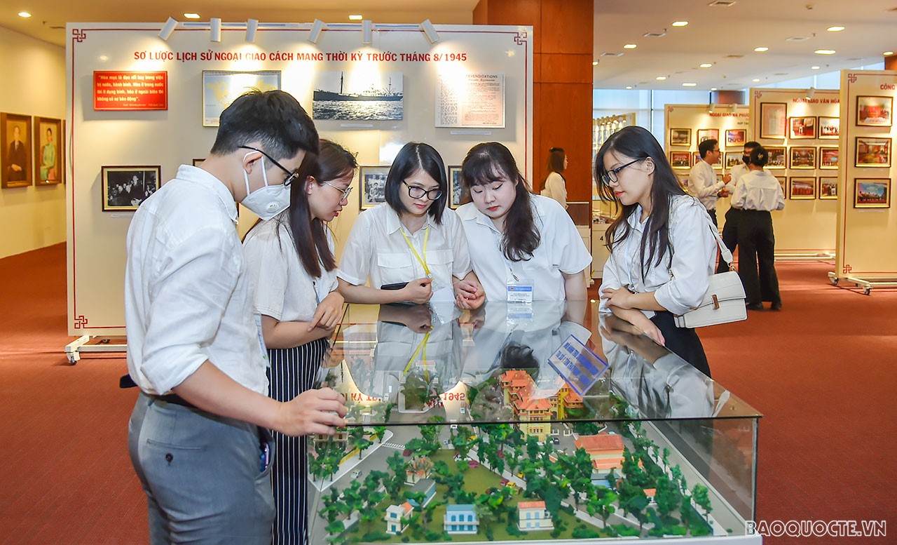 Cán bộ Ngoại giao thăm ‘địa chỉ đỏ’ - Nhà Truyền thống Bộ Ngoại giao