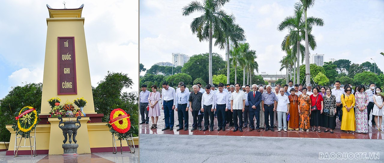 Ngày 31/8/2022, Bộ trưởng Ngoại giao Bùi Thanh Sơn dâng hương dịp kỷ niệm 110 năm ngày sinh cố Bộ trưởng Ngoại giao Xuân Thủy. (Ảnh: Tuấn Anh)