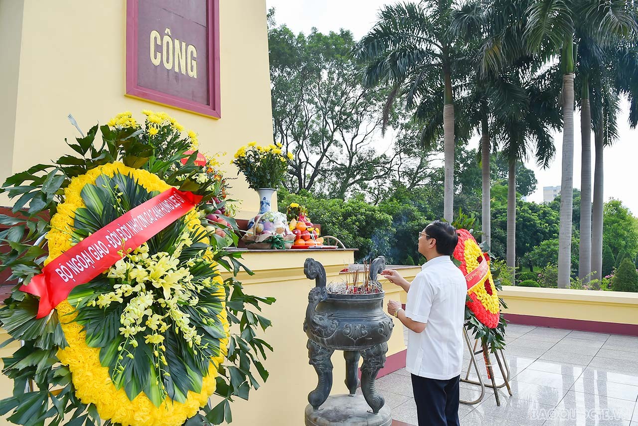 Ngày 31/8/2022, Bộ trưởng Ngoại giao Bùi Thanh Sơn dâng hương dịp kỷ niệm 110 năm ngày sinh cố Bộ trưởng Ngoại giao Xuân Thủy. (Ảnh: Tuấn Anh)