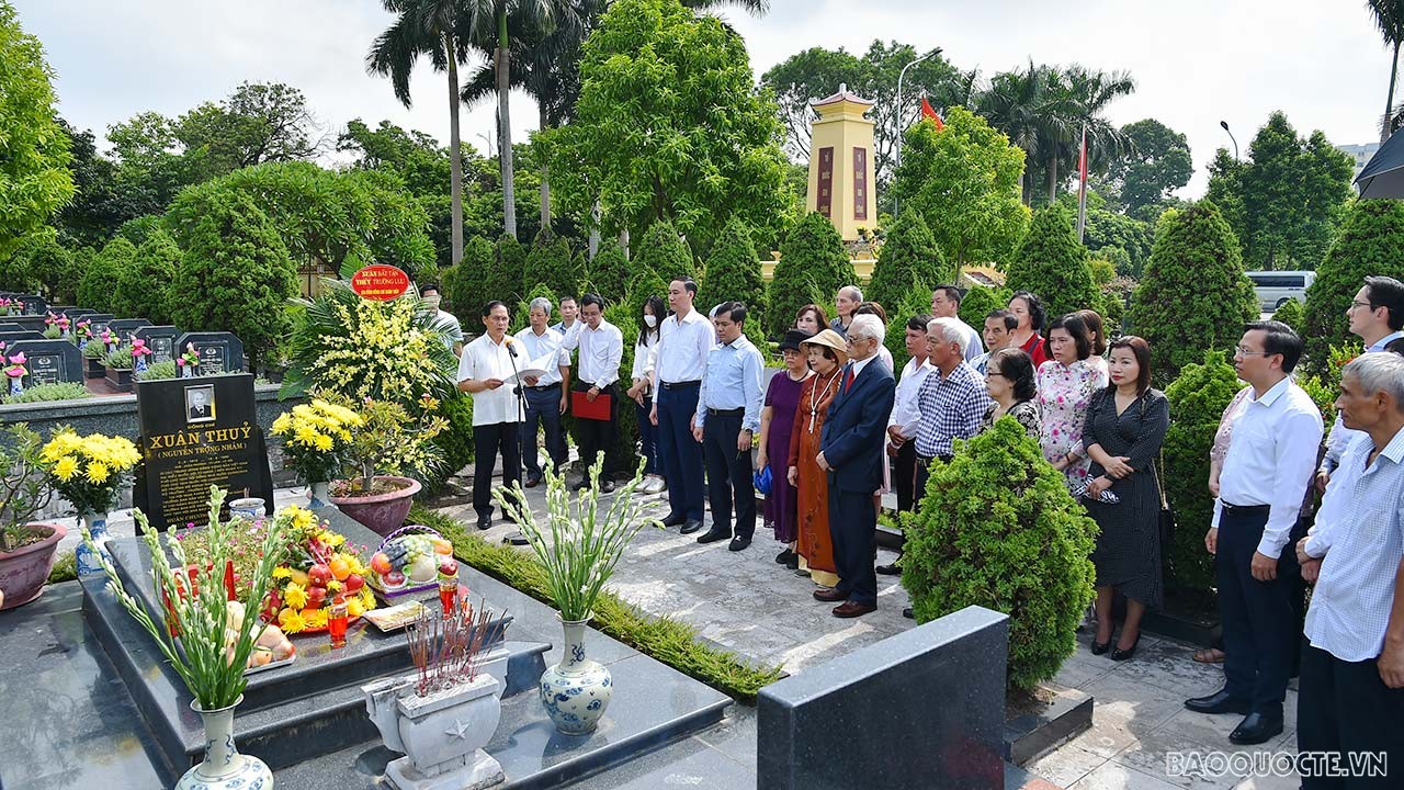 Ngày 31/8/2022, Bộ trưởng Ngoại giao Bùi Thanh Sơn dâng hương dịp kỷ niệm 110 năm ngày sinh cố Bộ trưởng Ngoại giao Xuân Thủy. (Ảnh: Tuấn Anh)