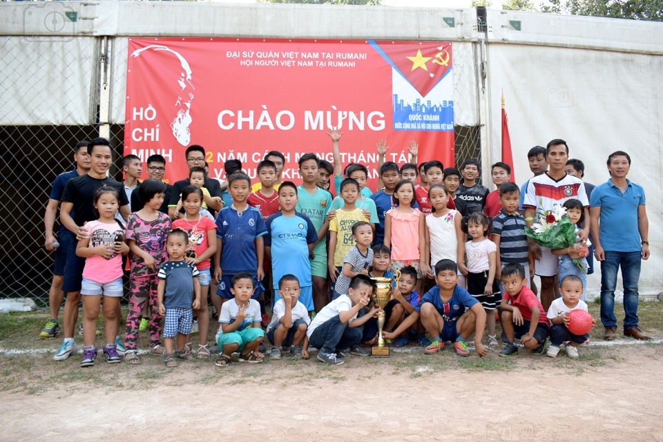 Tưng bừng các hoạt động kỷ niệm ngày Quốc khánh tại Rumani tin nhap 20170905155748