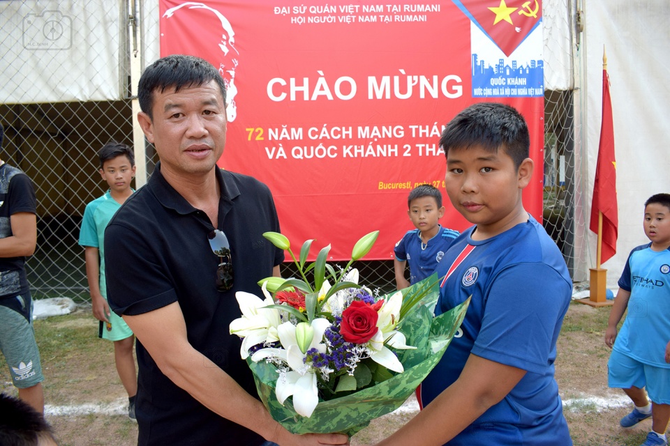 Tưng bừng các hoạt động kỷ niệm ngày Quốc khánh tại Rumani tin nhap 20170905155748