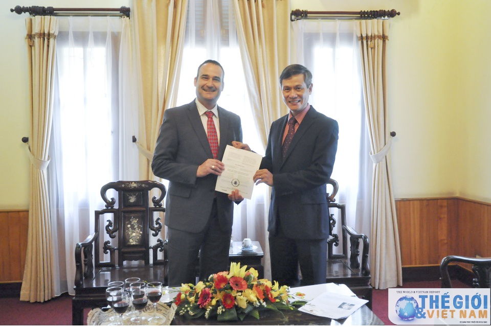 trao giay chap nhan lanh su cho tong lanh su canada tai tp ho chi minh