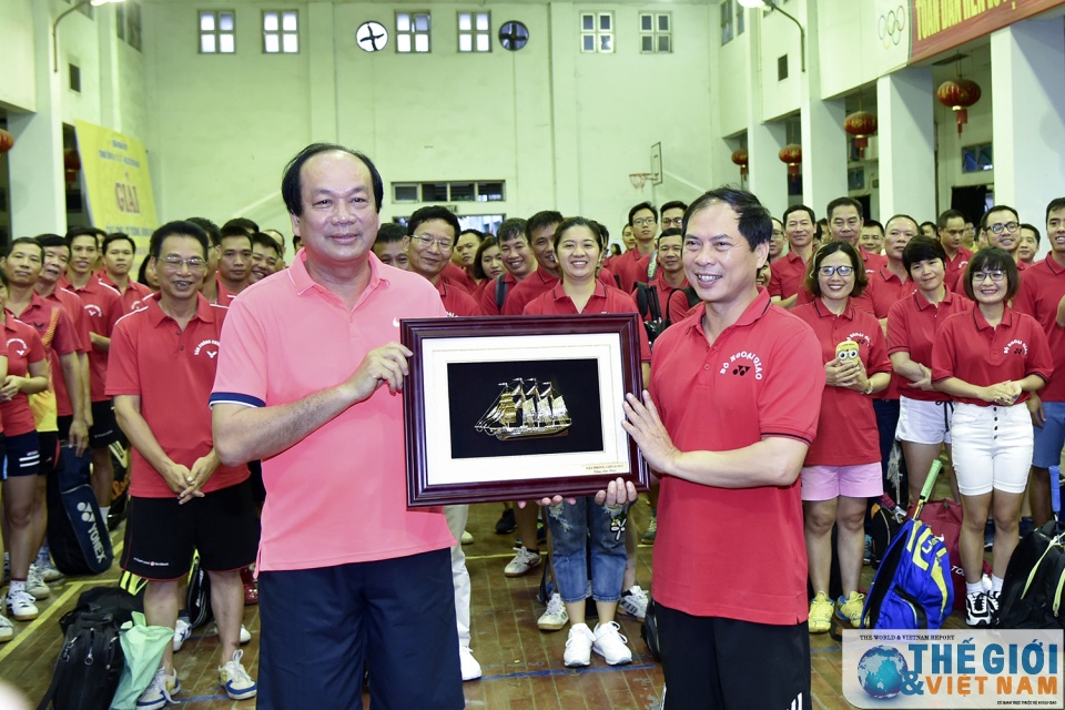 tung bung buoi giao luu the thao giua bo ngoai giao va van phong chinh phu