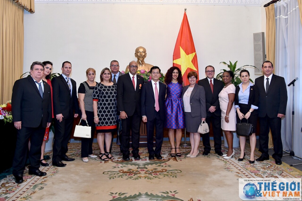 trao huan chuong huu nghi cho dai su cuba herminio lopez diaz