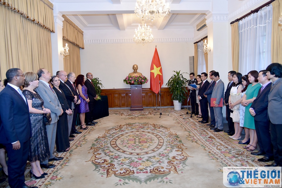 trao huan chuong huu nghi cho dai su cuba herminio lopez diaz