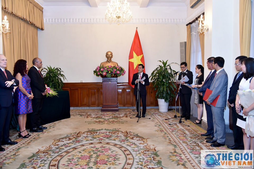 trao huan chuong huu nghi cho dai su cuba herminio lopez diaz