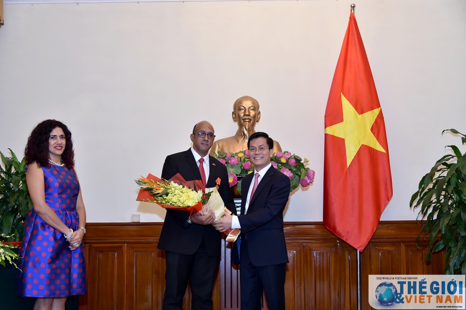 trao huan chuong huu nghi cho dai su cuba herminio lopez diaz