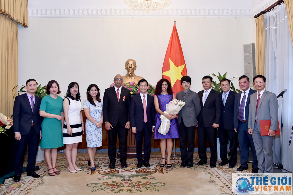 trao huan chuong huu nghi cho dai su cuba herminio lopez diaz