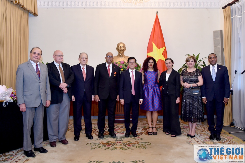 trao huan chuong huu nghi cho dai su cuba herminio lopez diaz