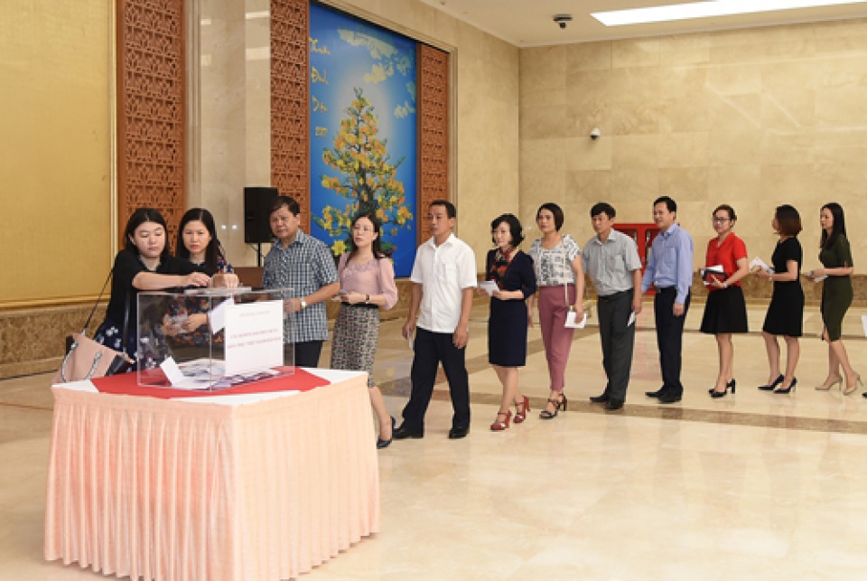 lanh dao chinh phu quyen gop ung ho dong bao mien trung