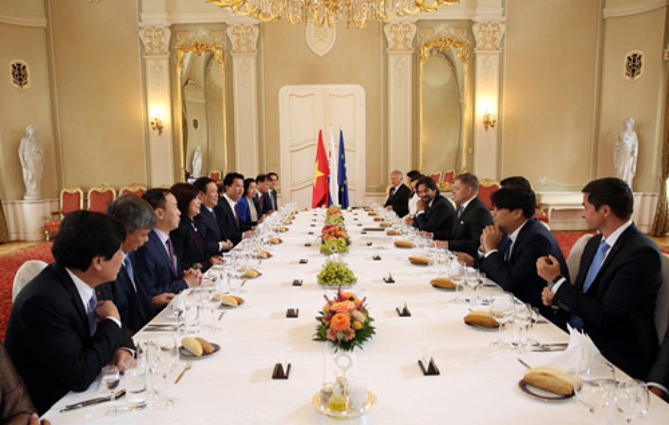 Phó Thủ tướng Vương Đình Huệ hội kiến Thủ tướng Slovakia tin nhap 20170922112221