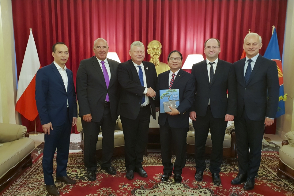 dai su vu dang dung trao doi voi lanh dao ba lan ve quan he hai nuoc