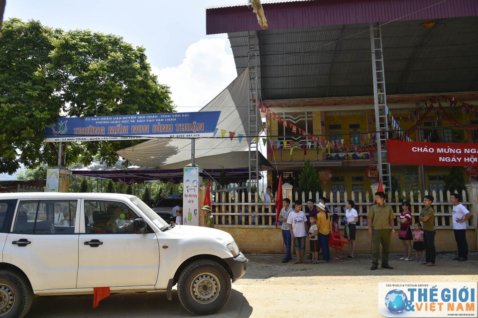 ngoai giao doan chung tay cung tre vung cao don ngay hoi den truong
