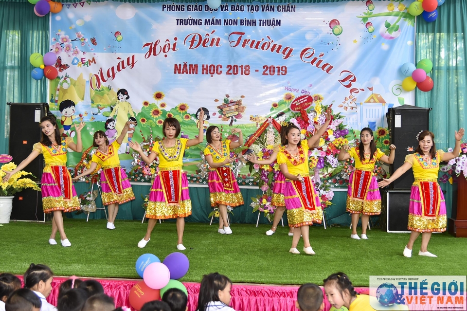 ngoai giao doan chung tay cung tre vung cao don ngay hoi den truong