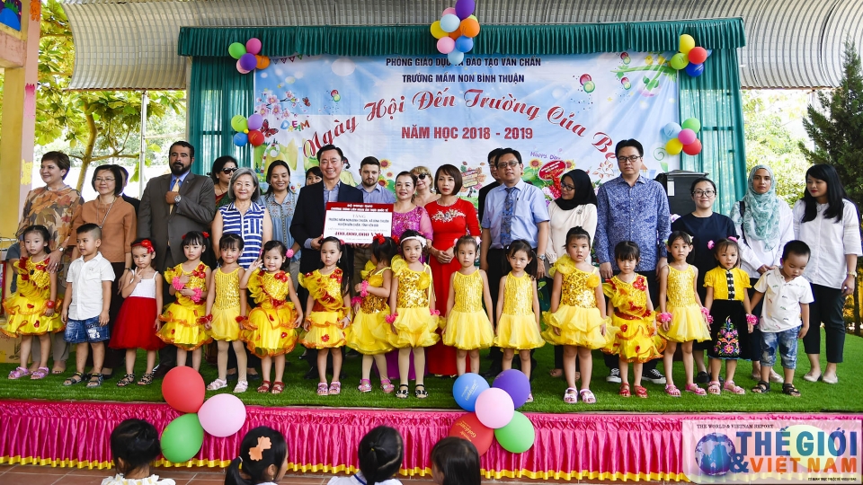 ngoai giao doan chung tay cung tre vung cao don ngay hoi den truong