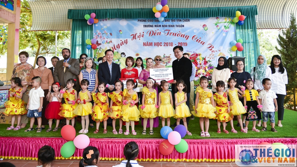 ngoai giao doan chung tay cung tre vung cao don ngay hoi den truong