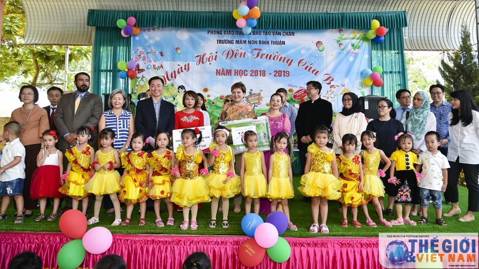 ngoai giao doan chung tay cung tre vung cao don ngay hoi den truong