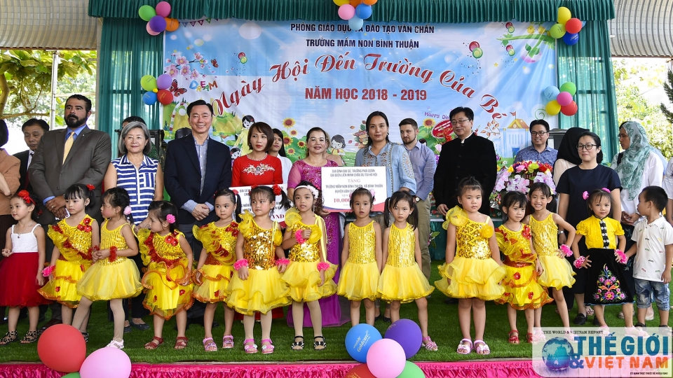 ngoai giao doan chung tay cung tre vung cao don ngay hoi den truong