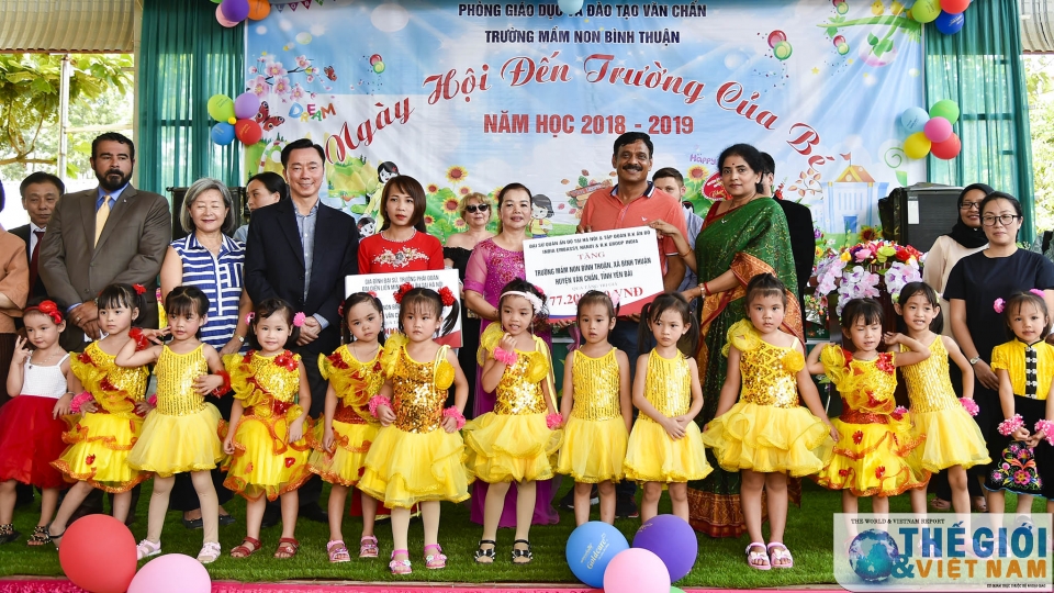 ngoai giao doan chung tay cung tre vung cao don ngay hoi den truong