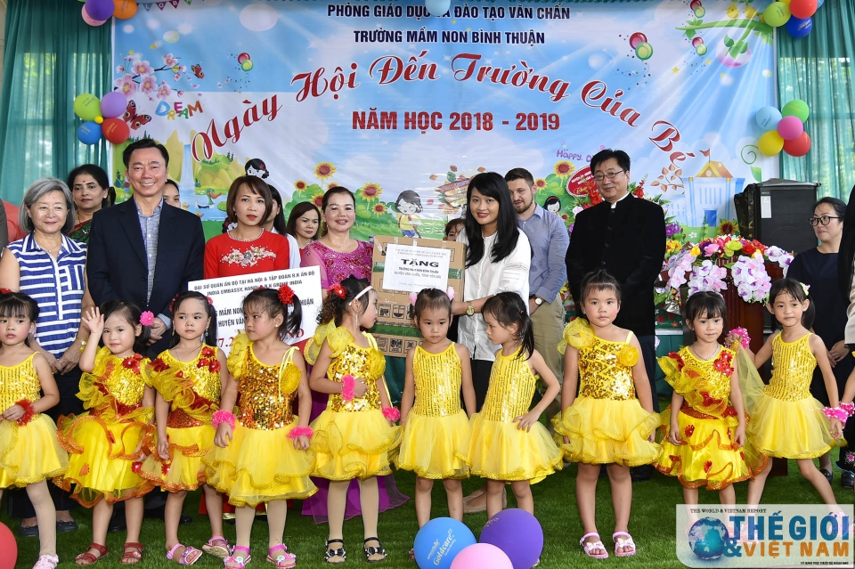 ngoai giao doan chung tay cung tre vung cao don ngay hoi den truong