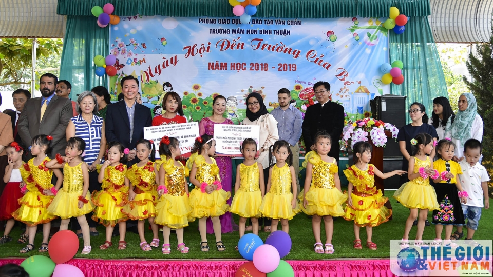 ngoai giao doan chung tay cung tre vung cao don ngay hoi den truong