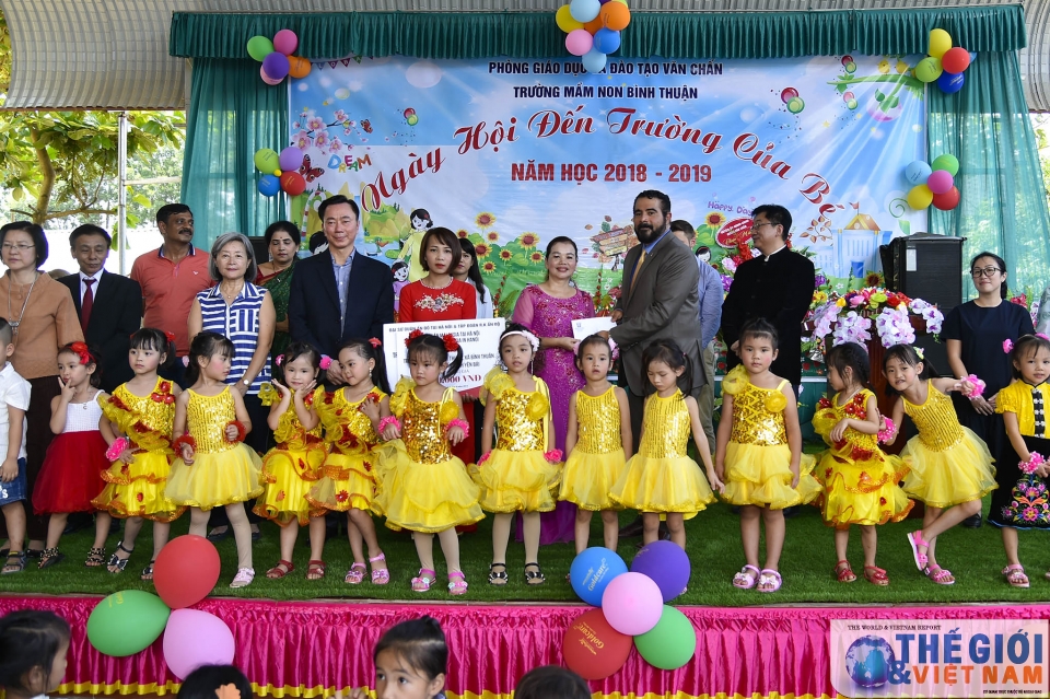 ngoai giao doan chung tay cung tre vung cao don ngay hoi den truong